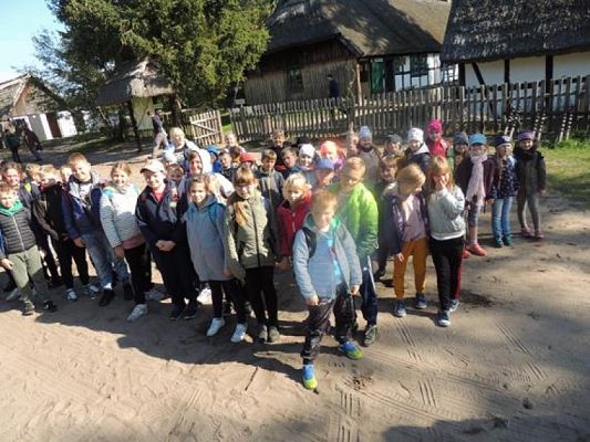  Grafika #8: KLASY I – III W MUZEUM WSI SŁOWIŃSKIEJ W KLUKACH grafika