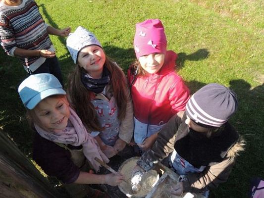  Grafika #11: KLASY I – III W MUZEUM WSI SŁOWIŃSKIEJ W KLUKACH grafika