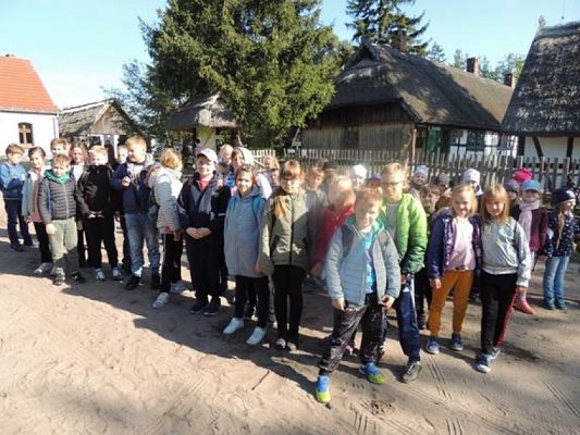  Grafika #12: KLASY I – III W MUZEUM WSI SŁOWIŃSKIEJ W KLUKACH grafika