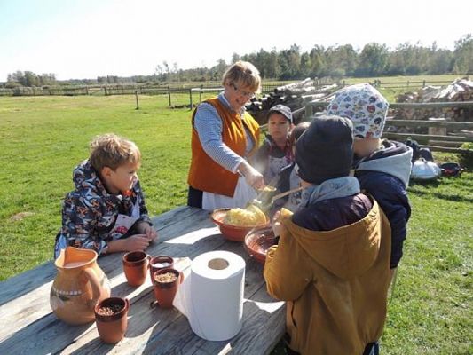  Grafika #13: KLASY I – III W MUZEUM WSI SŁOWIŃSKIEJ W KLUKACH grafika