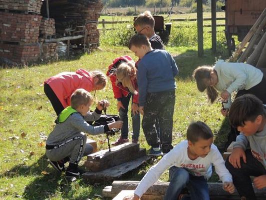  Grafika #14: KLASY I – III W MUZEUM WSI SŁOWIŃSKIEJ W KLUKACH grafika