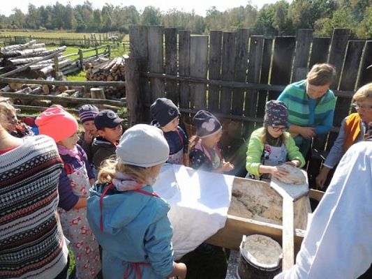  Grafika #15: KLASY I – III W MUZEUM WSI SŁOWIŃSKIEJ W KLUKACH grafika