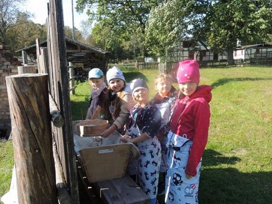  Grafika #18: KLASY I – III W MUZEUM WSI SŁOWIŃSKIEJ W KLUKACH grafika