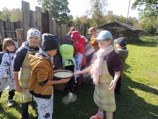  Grafika #20: KLASY I – III W MUZEUM WSI SŁOWIŃSKIEJ W KLUKACH grafika