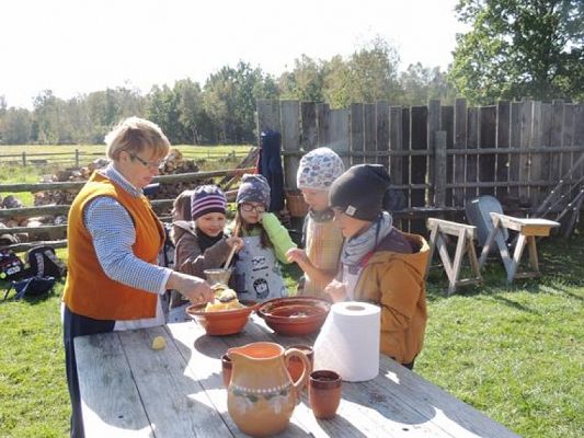  Grafika #24: KLASY I – III W MUZEUM WSI SŁOWIŃSKIEJ W KLUKACH grafika