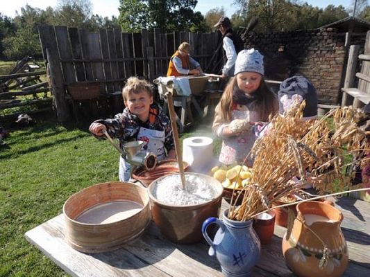  Grafika #26: KLASY I – III W MUZEUM WSI SŁOWIŃSKIEJ W KLUKACH grafika