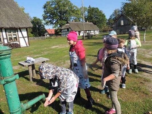  Grafika #27: KLASY I – III W MUZEUM WSI SŁOWIŃSKIEJ W KLUKACH grafika