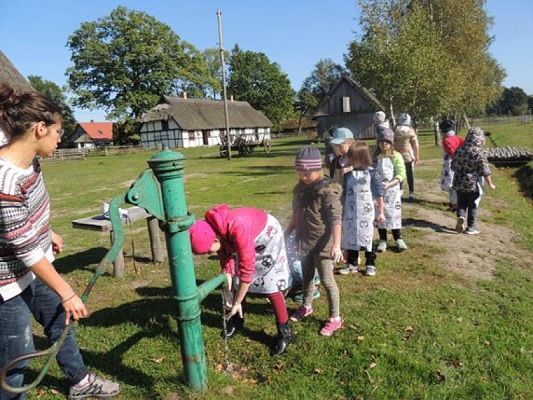  Grafika #29: KLASY I – III W MUZEUM WSI SŁOWIŃSKIEJ W KLUKACH grafika