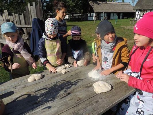  Grafika #30: KLASY I – III W MUZEUM WSI SŁOWIŃSKIEJ W KLUKACH grafika