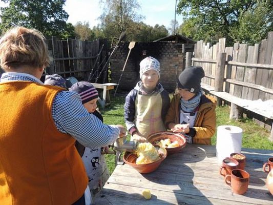  Grafika #31: KLASY I – III W MUZEUM WSI SŁOWIŃSKIEJ W KLUKACH grafika