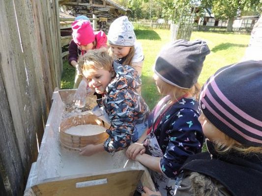  Grafika #32: KLASY I – III W MUZEUM WSI SŁOWIŃSKIEJ W KLUKACH grafika