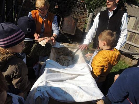  Grafika #33: KLASY I – III W MUZEUM WSI SŁOWIŃSKIEJ W KLUKACH grafika