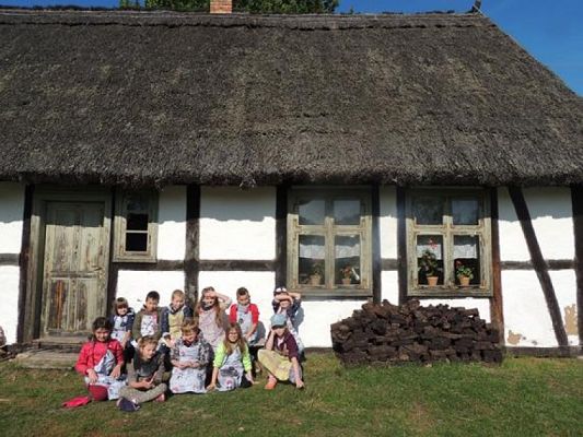  Grafika #34: KLASY I – III W MUZEUM WSI SŁOWIŃSKIEJ W KLUKACH grafika