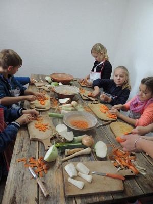  Grafika #35: KLASY I – III W MUZEUM WSI SŁOWIŃSKIEJ W KLUKACH grafika