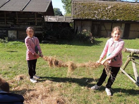  Grafika #36: KLASY I – III W MUZEUM WSI SŁOWIŃSKIEJ W KLUKACH grafika