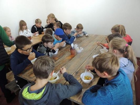  Grafika #38: KLASY I – III W MUZEUM WSI SŁOWIŃSKIEJ W KLUKACH grafika