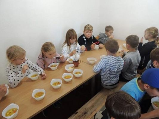  Grafika #42: KLASY I – III W MUZEUM WSI SŁOWIŃSKIEJ W KLUKACH grafika