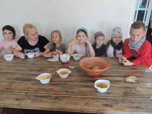  Grafika #44: KLASY I – III W MUZEUM WSI SŁOWIŃSKIEJ W KLUKACH grafika