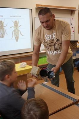  Grafika #8: Spotkanie z pszczelarzem grafika