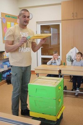  Grafika #9: Spotkanie z pszczelarzem grafika