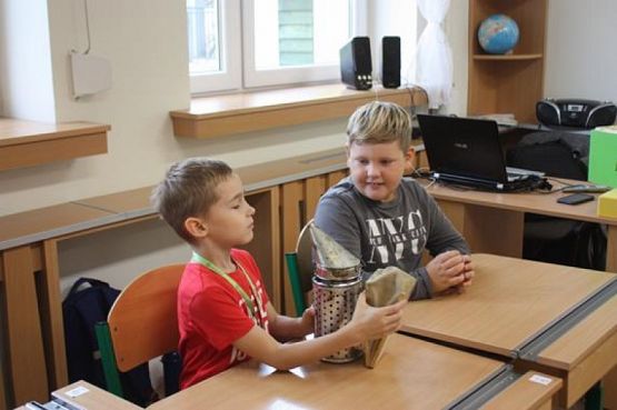  Grafika #10: Spotkanie z pszczelarzem grafika