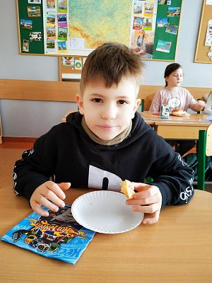 Tłusty Czwartek dniem słodkości dla pierwszoklasistów :) grafika