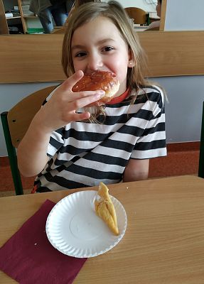 Tłusty Czwartek dniem słodkości dla pierwszoklasistów :) grafika