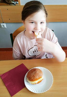 Tłusty Czwartek dniem słodkości dla pierwszoklasistów :) grafika