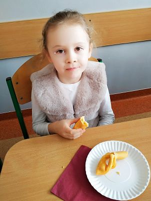 Tłusty Czwartek dniem słodkości dla pierwszoklasistów :) grafika