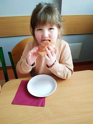 Tłusty Czwartek dniem słodkości dla pierwszoklasistów :) grafika