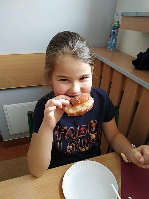 Tłusty Czwartek dniem słodkości dla pierwszoklasistów :) grafika