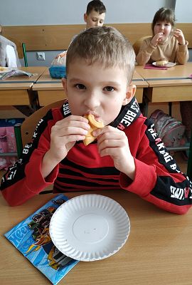 Tłusty Czwartek dniem słodkości dla pierwszoklasistów :) grafika