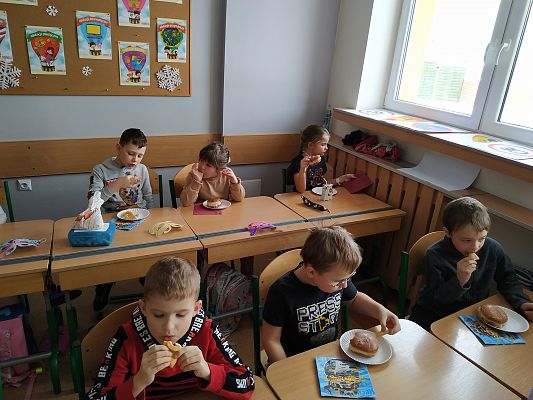 Tłusty Czwartek dniem słodkości dla pierwszoklasistów :) grafika