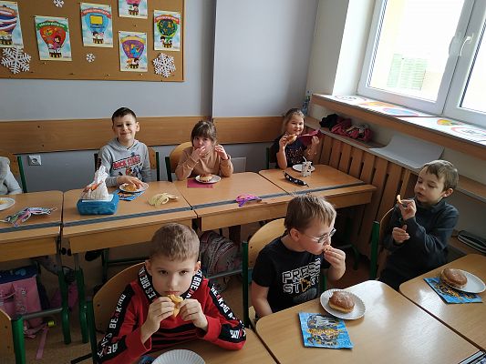 Tłusty Czwartek dniem słodkości dla pierwszoklasistów :) grafika