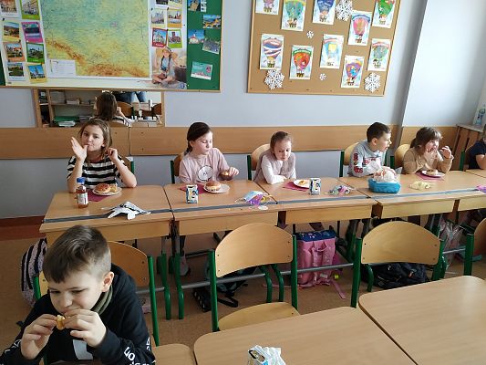 Tłusty Czwartek dniem słodkości dla pierwszoklasistów :) grafika