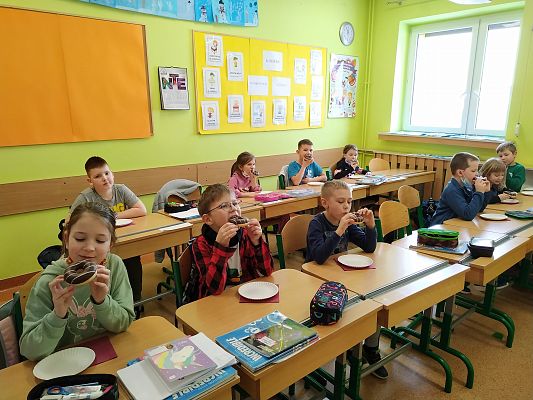 Tłusty Czwartek dniem słodkości dla pierwszoklasistów :) grafika