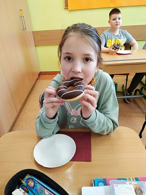 Tłusty Czwartek dniem słodkości dla pierwszoklasistów :) grafika