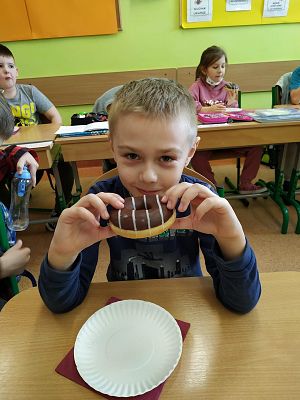 Tłusty Czwartek dniem słodkości dla pierwszoklasistów :) grafika