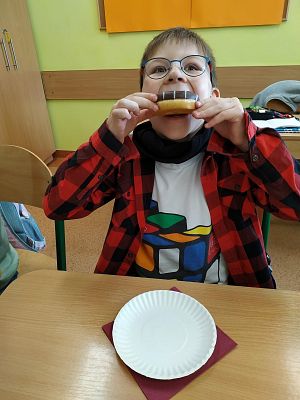 Tłusty Czwartek dniem słodkości dla pierwszoklasistów :) grafika