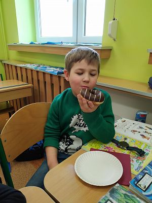 Tłusty Czwartek dniem słodkości dla pierwszoklasistów :) grafika