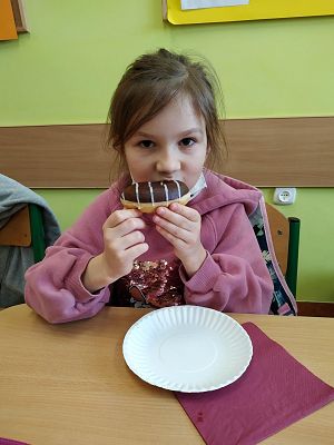 Tłusty Czwartek dniem słodkości dla pierwszoklasistów :) grafika