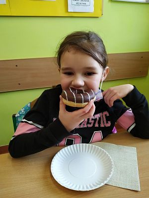 Tłusty Czwartek dniem słodkości dla pierwszoklasistów :) grafika