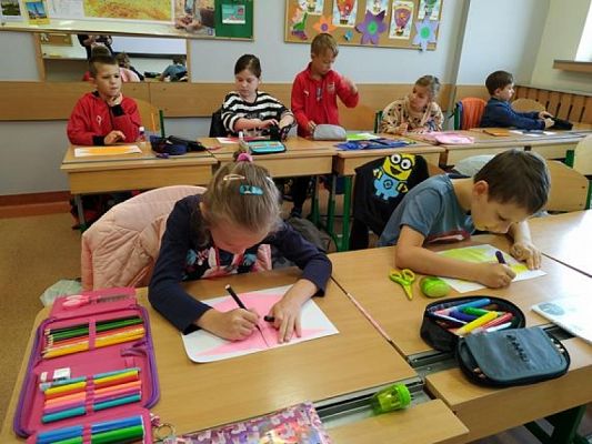  Grafika #2: Symetryczne stworki w wykonaniu uczniów klasy Ia grafika