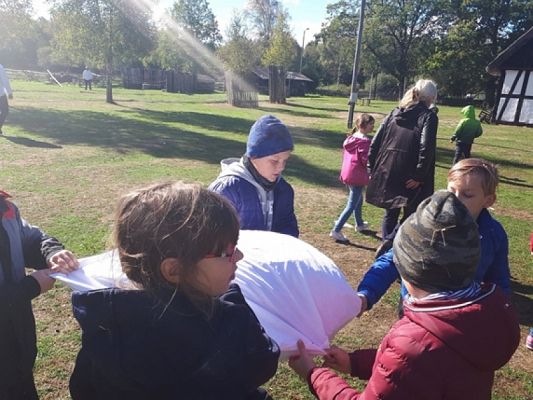  Grafika #4: Codzienne zajęcia Słowińców – wycieczka klas drugich do Kluk grafika