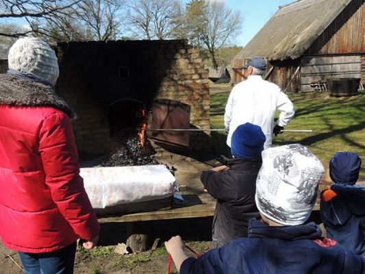  Grafika #1: ,,JAK DAWNIEJ CHLEB PIECZONO? – WYCIECZKA KASZUBSKA KL.I grafika