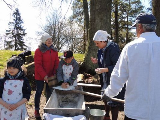  Grafika #9: ,,JAK DAWNIEJ CHLEB PIECZONO? – WYCIECZKA KASZUBSKA KL.I grafika