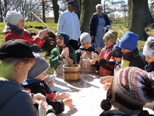  Grafika #15: ,,JAK DAWNIEJ CHLEB PIECZONO? – WYCIECZKA KASZUBSKA KL.I grafika