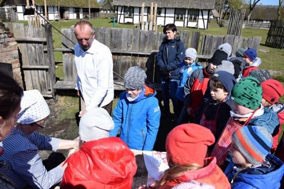  Grafika #5: KLASY DRUGIE W MUZEUM WSI SŁOWIŃSKIEJ W KLUKACH grafika