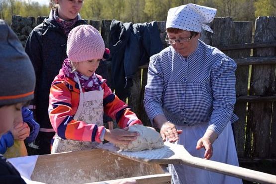  Grafika #6: KLASY DRUGIE W MUZEUM WSI SŁOWIŃSKIEJ W KLUKACH grafika