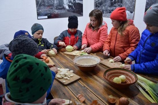  Grafika #8: KLASY DRUGIE W MUZEUM WSI SŁOWIŃSKIEJ W KLUKACH grafika